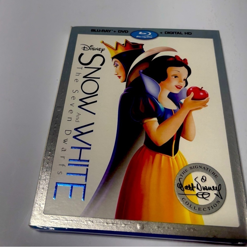 NEW "Snow White and the Seven Dwarfs." Blu-ray/DVD combo pack